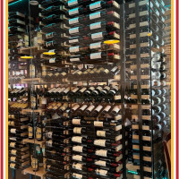 (5) A minimalist commercial wine cellar design that lets the wine collection take center stage.