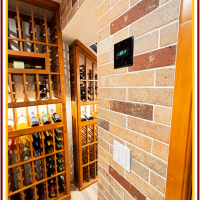 (6) A brick-patterned wall contributes to the natural look of this traditional wine cellar.