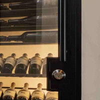 (5) Metal handle bars allow the client to open the glass doors easily.