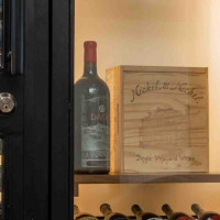 (4) A simple lock design was implemented for this wine closet to match the minimalist style.