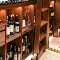 (5) You can see the details of this commercial wine room meticulously crafted from top to bottom.